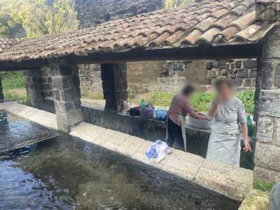 E proprio mentre stiamo ammirando l�impianto ecco arrivare una mamma e una figlia equipaggiate con bacinelle, detersivi, grembiuli e galosce di gomma